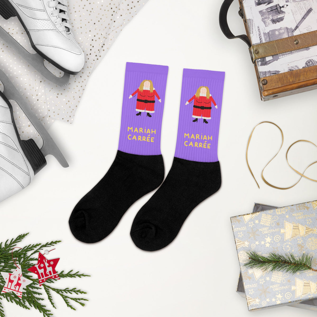 All I want for Christmas is ... cette paire de chaussettes !

Cette année pour Noël, on sort des sentiers battus, on casse les codes, changeons des traditionnelles boules de Noël et mettons à nos pieds Mariah Carrée. Peut également servir de réceptacle à cadeau pour ceux qui aiment recevoir leurs cadeaux dans une chaussette, mais sa capacité n'est pas extensible, on préfère prévenir.