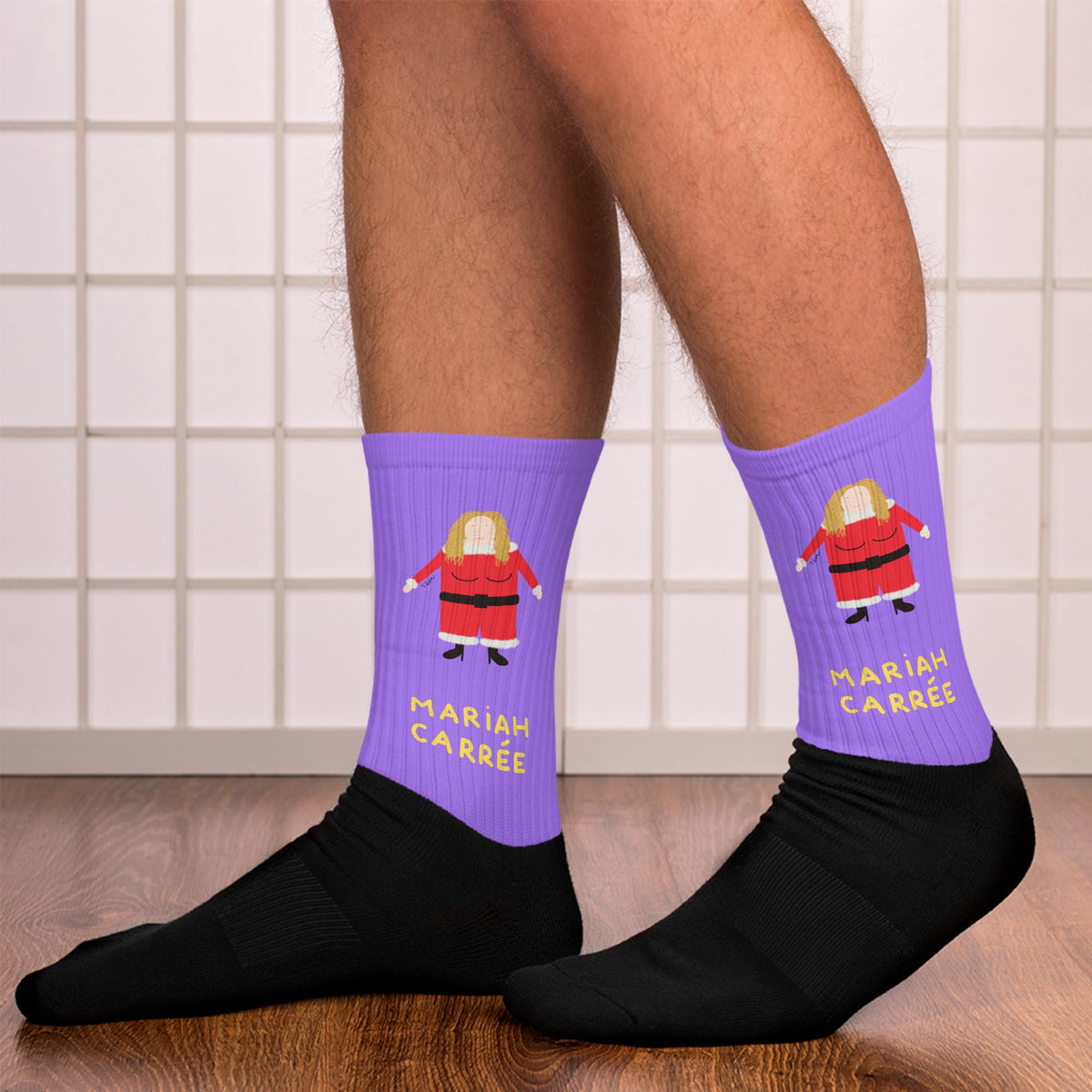 All I want for Christmas is ... cette paire de chaussettes !

Cette année pour Noël, on sort des sentiers battus, on casse les codes, changeons des traditionnelles boules de Noël et mettons à nos pieds Mariah Carrée. Peut également servir de réceptacle à cadeau pour ceux qui aiment recevoir leurs cadeaux dans une chaussette, mais sa capacité n'est pas extensible, on préfère prévenir.