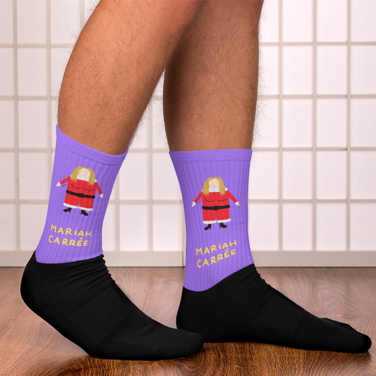 All I want for Christmas is ... cette paire de chaussettes !

Cette année pour Noël, on sort des sentiers battus, on casse les codes, changeons des traditionnelles boules de Noël et mettons à nos pieds Mariah Carrée. Peut également servir de réceptacle à cadeau pour ceux qui aiment recevoir leurs cadeaux dans une chaussette, mais sa capacité n'est pas extensible, on préfère prévenir.