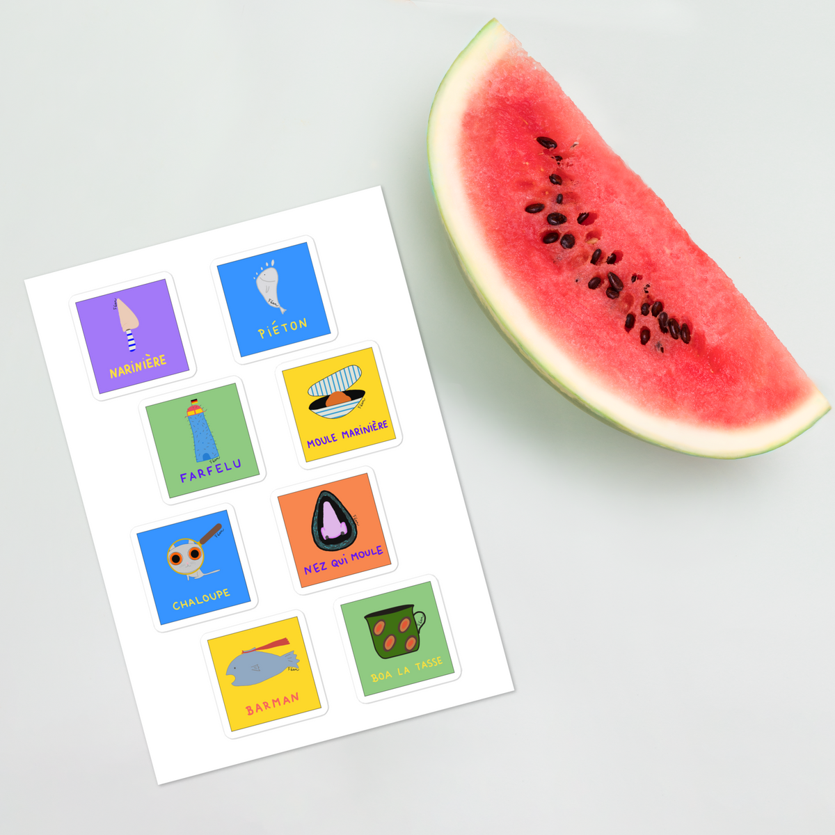 Bain de minuit ou baignade en famille, l'été est synonyme pour toi de plage et sable chaud. A défaut de toujours embarquer avec toi une planche de surf, prends plutôt cette planche de stickers pour te rappeler toute l'année ton bronzage perdu.

Si tu as 2 mains gauches (ou 2 mains droites pour les gaucher.ère.s) sache que la pose est rapide & sans bulles et chaque autocollant offre une résistance de 2 à 3 ans et est repositionnable.