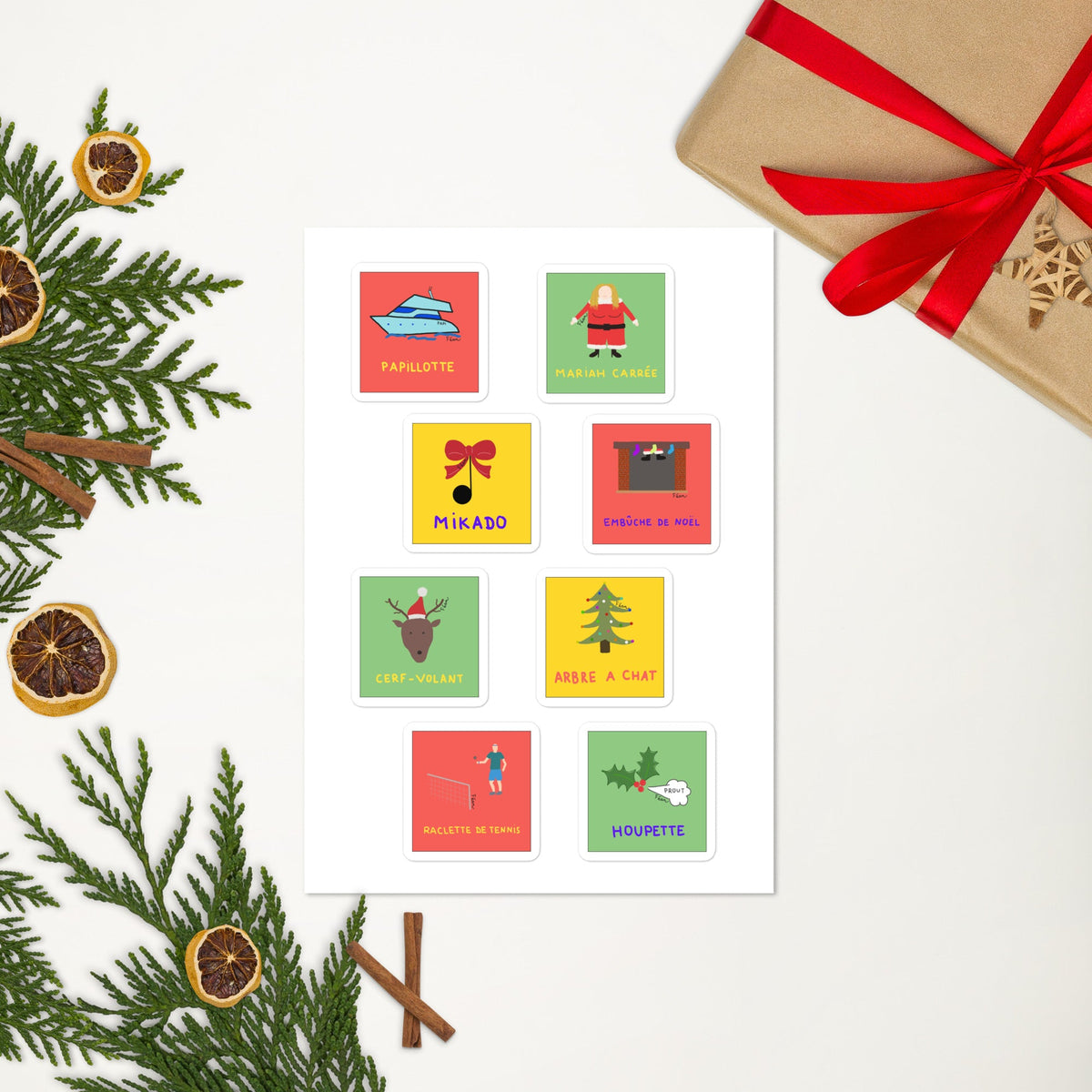 Tu aimes tellement Noël que tu as un pyjama Père/Mère Noël que tu portes toute l'année ? Tes décorations de Noël sont de sortie de novembre à avril ? Tu as chez toi un sapin de Noël par pièce ? Alors cette planche est faite pour toi !

Si tu as 2 mains gauches (ou 2 mains droites pour les gaucher.ère.s) sache que la pose est rapide & sans bulles et chaque autocollant offre une résistance de 2 à 3 ans et est repositionnable.