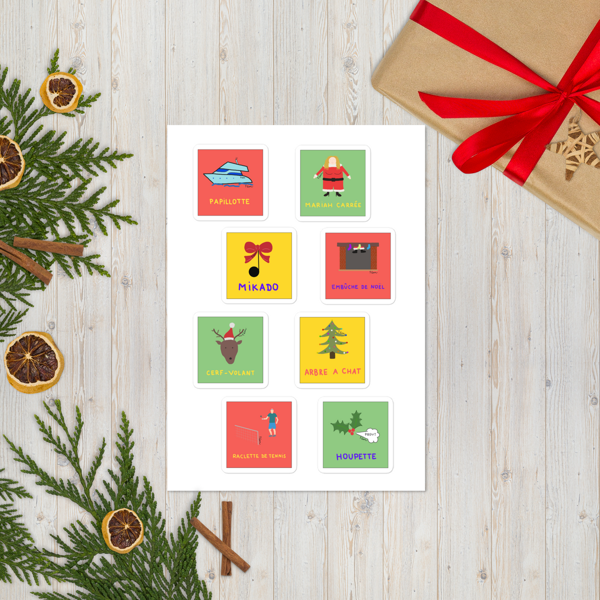Tu aimes tellement Noël que tu as un pyjama Père/Mère Noël que tu portes toute l'année ? Tes décorations de Noël sont de sortie de novembre à avril ? Tu as chez toi un sapin de Noël par pièce ? Alors cette planche est faite pour toi !

Si tu as 2 mains gauches (ou 2 mains droites pour les gaucher.ère.s) sache que la pose est rapide & sans bulles et chaque autocollant offre une résistance de 2 à 3 ans et est repositionnable.