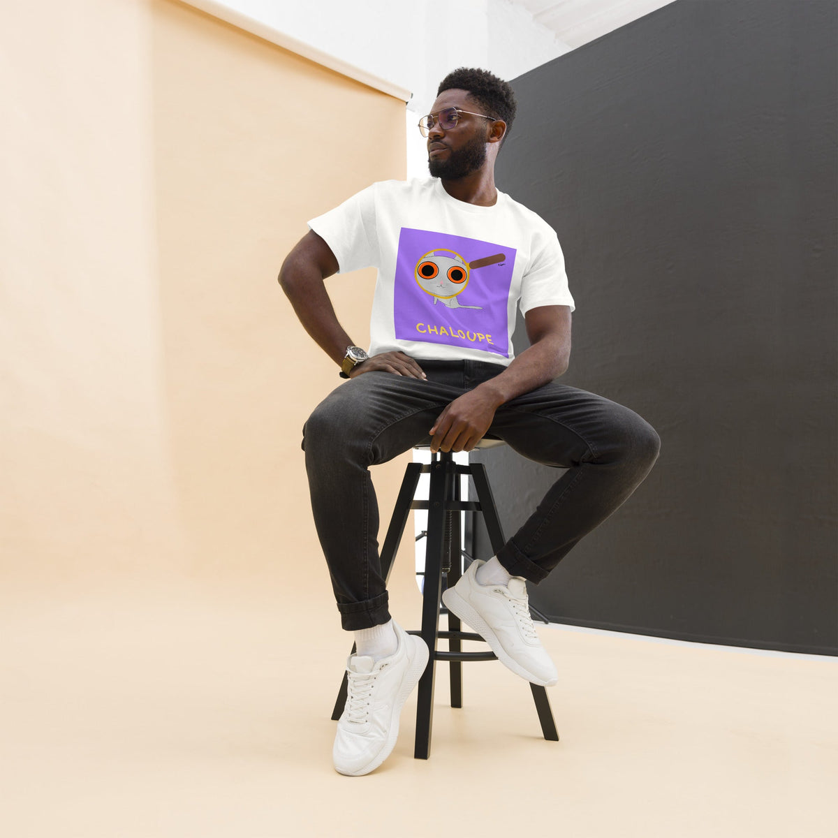 Elémentaire, mon chat Watson !

A mi-chemin entre la Panthère rose et Détective Pikachu, ce t-shirt Chaloupe réconciliera tous les ailurophiles (oui, ce mot existe) et les fans de loupe, on sait pourtant qu'il y a souvent de l'eau dans le gaz entre les deux, c'est bien connu.

En plus, on peut choisir sa couleur.