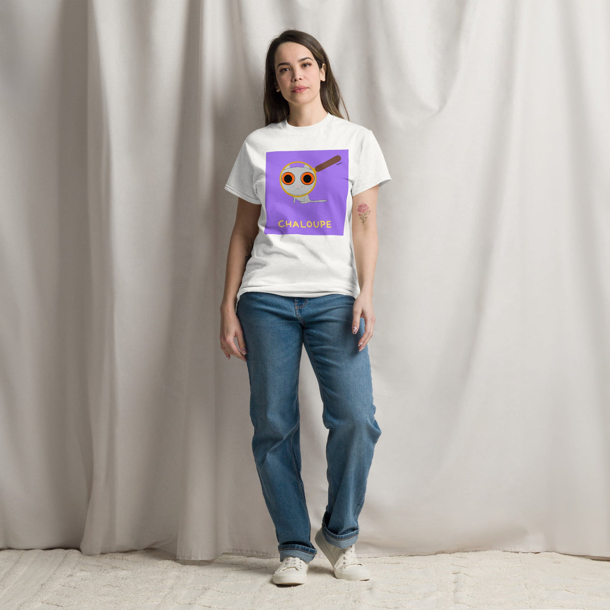 Elémentaire, mon chat Watson !

A mi-chemin entre la Panthère rose et Détective Pikachu, ce t-shirt Chaloupe réconciliera tous les ailurophiles (oui, ce mot existe) et les fans de loupe, on sait pourtant qu'il y a souvent de l'eau dans le gaz entre les deux, c'est bien connu.

En plus, on peut choisir sa couleur.