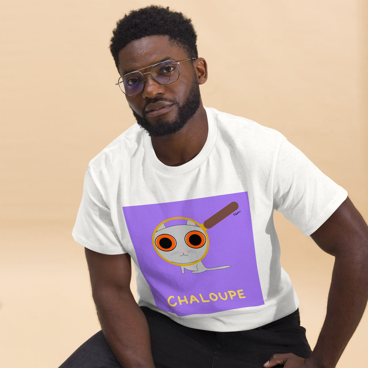Elémentaire, mon chat Watson !

A mi-chemin entre la Panthère rose et Détective Pikachu, ce t-shirt Chaloupe réconciliera tous les ailurophiles (oui, ce mot existe) et les fans de loupe, on sait pourtant qu'il y a souvent de l'eau dans le gaz entre les deux, c'est bien connu.

En plus, on peut choisir sa couleur.