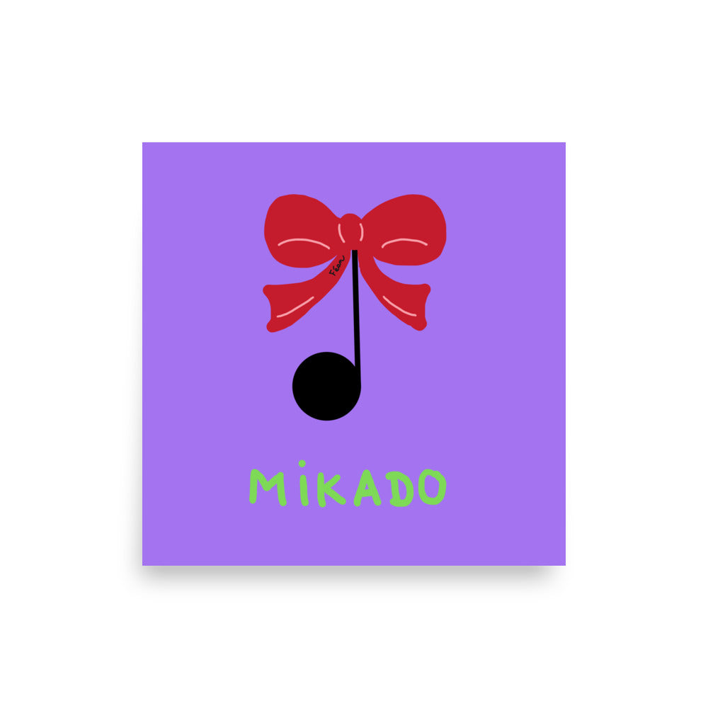 Affiche carrée violette Motdules représentant une note de musique noire avec un ruban rouge noué sur la hampe, titre Mikado en vert.