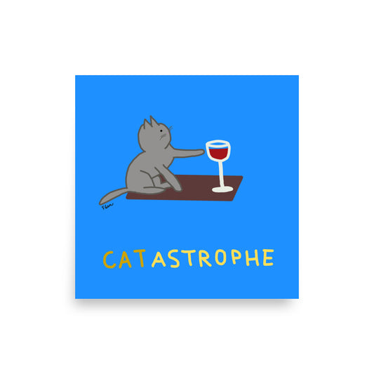 Affiche carrée bleue Motdules représentant un chat gris sur une table face à un verre de vin rouge, titre Catastrophe écrit en jaune.