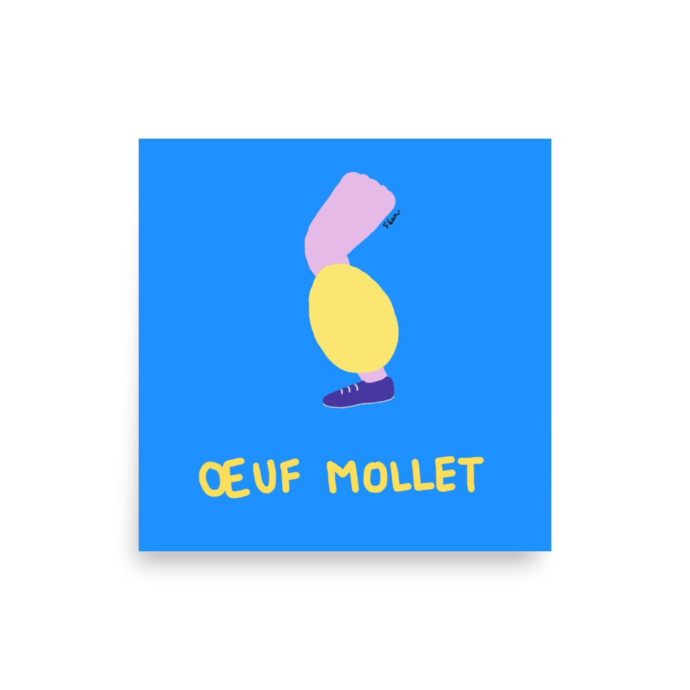 Affiche carrée bleue Motdules représentant un œuf jaune surmonté d'un mollet rose et d'une chaussure violette, titre Œuf Mollet écrit en jaune.