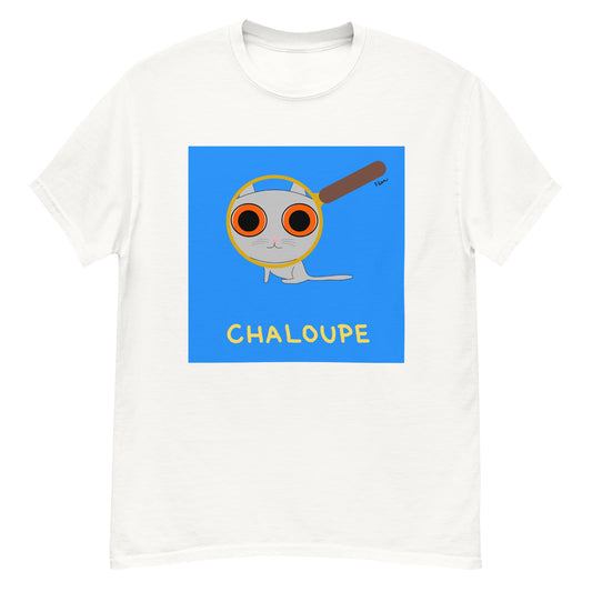 T-shirt blanc unisexe avec une illustration carrée bleue représentant un chat gris regardant à travers une loupe, avec l'inscription jaune "CHALOUPE".