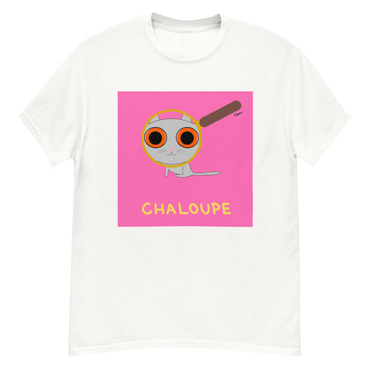 T-shirt blanc unisexe avec une illustration carrée rose bonbon représentant un chat gris regardant à travers une loupe, avec l'inscription jaune "CHALOUPE".