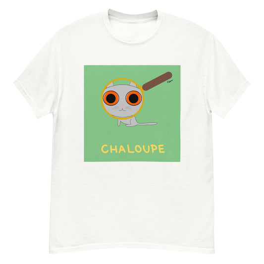 T-shirt vert unisexe avec une illustration carrée centrale représentant un chat gris minimaliste regardant à travers une loupe géante, avec l'inscription jaune "CHALOUPE".