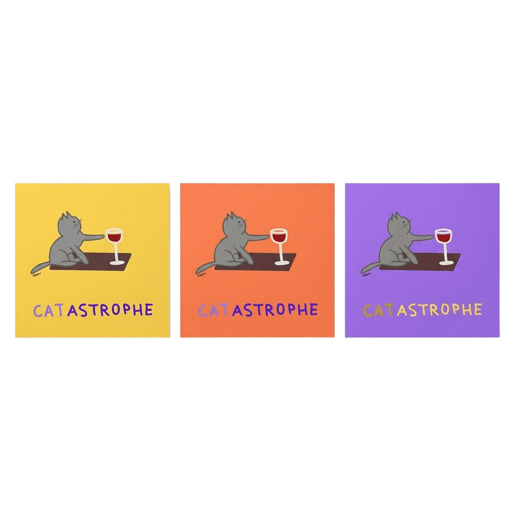 Un pack de trois affiches carrées Motdules, alignées horizontalement, représentant une caricature graphique d'un chat gris sur une table face à un verre de vin rouge prêt à tomber. Fond jaune, fond orange, fond violet. Texte Catastrophe écrit en bicolore.